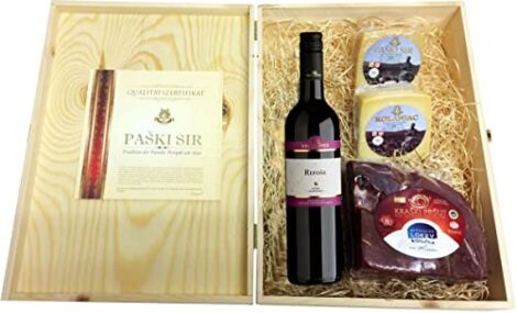Mediterrane Geschenkbox mit Kraški Pršut Wein Geschenkset mit Pager Käse Geschenkideen in Weinkisten aus Holz als Geschenkskorb (Einweg) 2 Mediterrane Geschenkbox mit Kraski Prsut Wein Geschenkset mit Pager Kaese Geschenkideen in Weinkisten aus Holz als Geschenkskorb Einweg 0